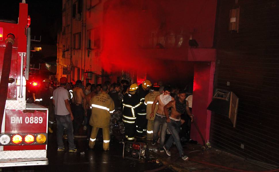 Incêndio deixa ao menos 40 mortos e 200 pessoas feridas na madrugada deste domingo na boate Kiss, no centro de Santa Maria (307 km de Porto Alegre), segundo informações preliminares da prefeitura da cidade Leia mais
