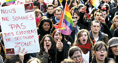 Apoiadores da união gay fazem passeata em Paris
