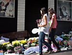 Parentes e amigos colocam flores em frente à boate Kiss em homenagem às vítimas da tragédia na cidade de Santa Maria Leia mais sobre a tragédia