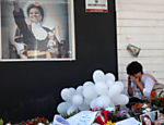 Parentes e amigos colocam flores em frente à boate Kiss em homenagem às vítimas da tragédia na cidade de Santa Maria Leia mais sobre a tragédia