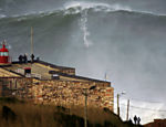 O surfista Garrett McNamara encara onda gigante na praia do Norte, em Nazaré (Portugal) Leia mais