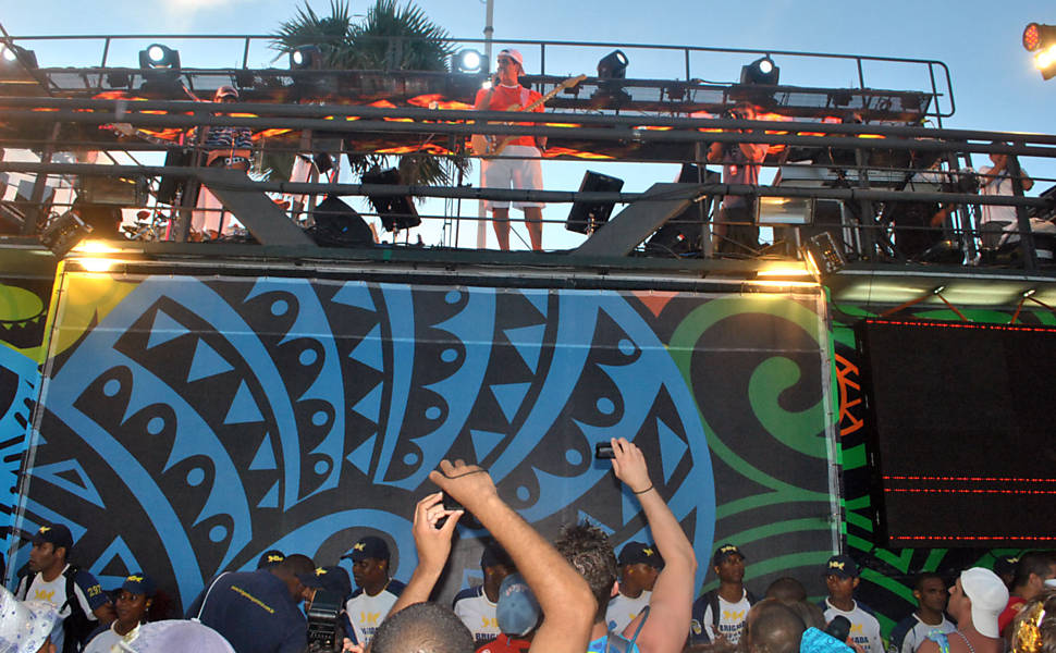 Durval Lélis e o Asa de Águia abriram a programação do circuito Dodô (Barra-Ondina), nesta quinta-feira (7), puxando os foliões do bloco Cocobambu Leia mais