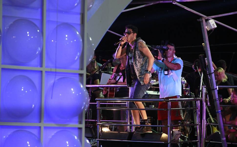 Show do cantor Tomate no circuito Barra-Ondina em Salvador (BA) Veja especial
