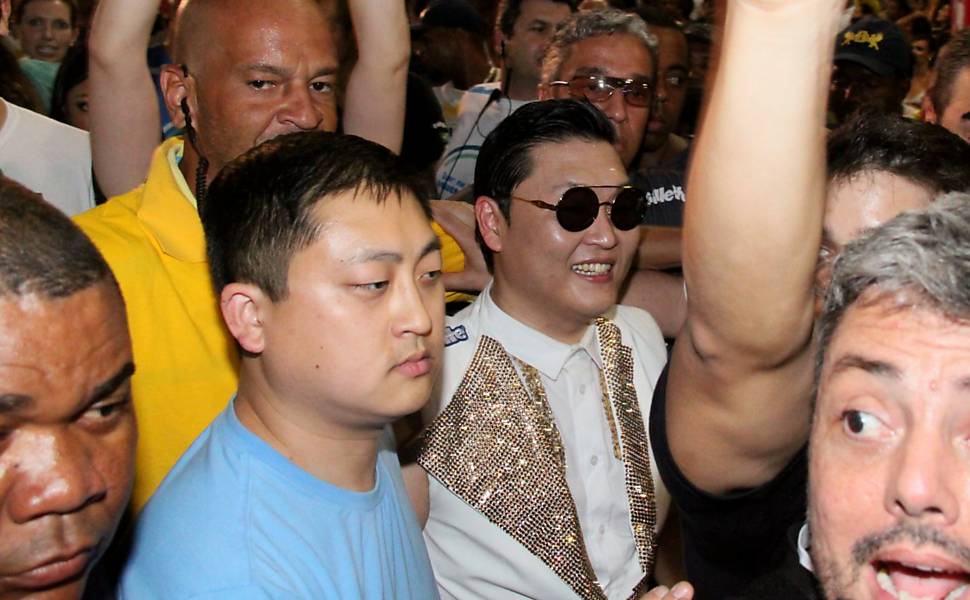 Psy deixa trio de Claudia Leitte em Salvador em meio a multidão e é ovacionado Veja especial