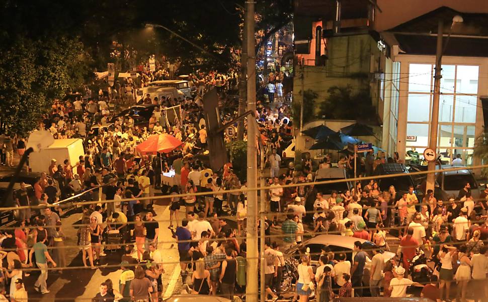 Bloco na praça Benedito Calixto Cotidiano Fotografia Folha de S Paulo