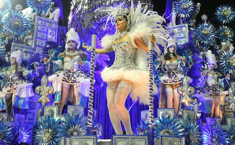 Nanda Costa, a Morena de 'Salve Jorge', desfila como destaque pela Beija-Flor Veja especial do carnaval 2013