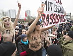 Com mensagens contra o nazismo escritas no corpo, ativistas do Femen protestam em Berlim (Alemanha) contra partido de extrema-direita 