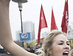 Com mensagens contra o nazismo escritas no corpo, ativistas do Femen protestam em Berlim (Alemanha) contra partido de extrema-direita 