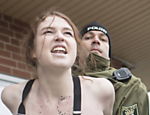 Ativista do Femen é contida por policial durante manifestação contra partido de extrema-direita