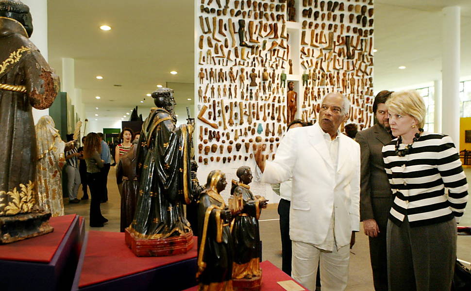 Marta Suplicy, então prefeita de São Paulo em 2004, visita o museu Afro Brasil ao lado do curador Emanuel Araujo
