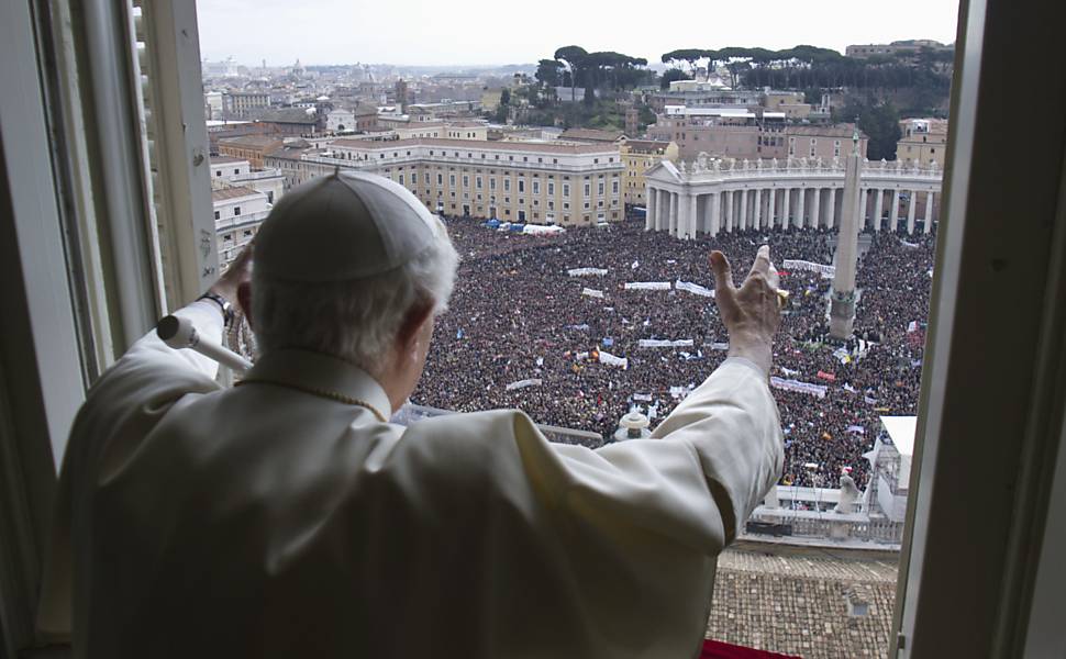 O papa Bento 16 discursa para cerca de 50 mil fiéis que acompanham a última benção do Angelus de seu pontificado Leia mais