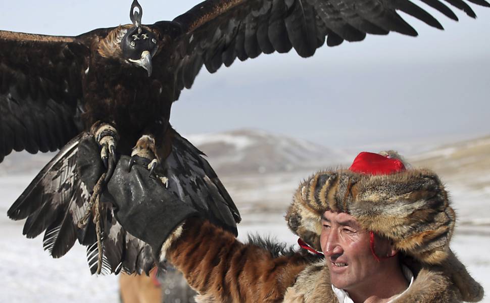 Participante mostra ave durante uma competição de caça com águias durante o Festival das Águias em Jargalant, na Mongólia