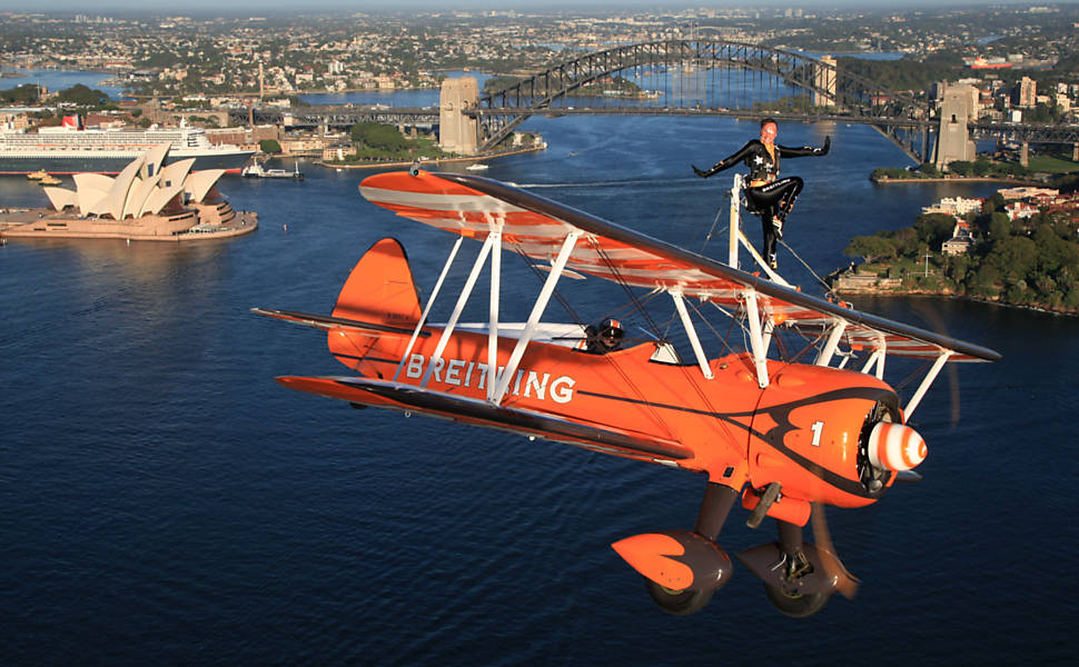Sarah Tanner se apresenta em cima de avião durante performance em Sydney, na Austrália
