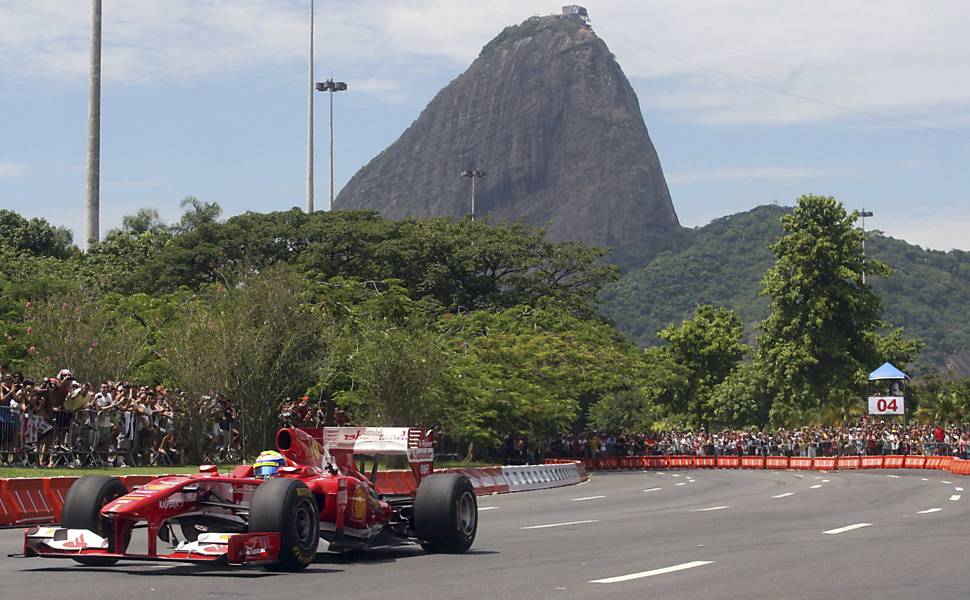 Felipe Massa acelera nas ruas do Rio