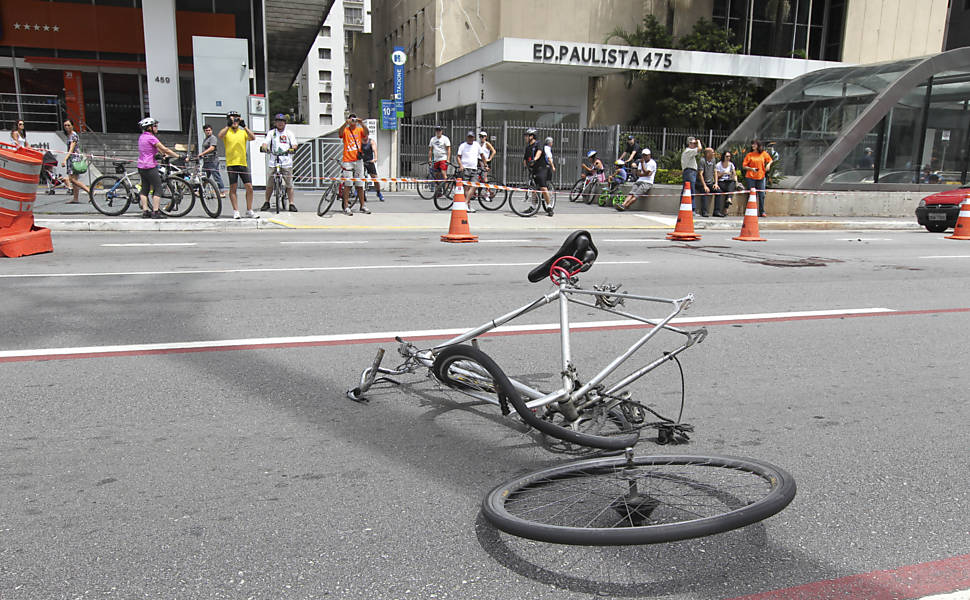Acidente com ciclista na avenida Paulista