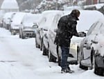 Homem tira neve de seu carro em Hamburgo, na Alemanha; a cidade sofre com forte nevasca e frio nos últimos dias
