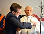 Administrador do museu de cera de Roma veste estátua do papa emérito Bento 16; cardeais iniciam conclave nesta terça-feira Leia mais
