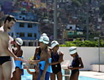 O medalhista olímpico Michael participa de aulas de natação para crianças no complexo poliesportivo da favela da Rocinha, no Rio de Janeiro Veja mais imagens