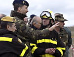 O príncipe Felipe da Espanha assiste uma simulação de catástrofe que contou com mais de 2.500 soldados das forças emergenciais do país  