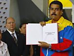 O presidente ativo Nicolas Maduro exibe um plano de governo feito por Chavez no dia em que se candidata a eleição presidencial na Venezuela; a eleição acontecerá no dia 14 de março entre Maduro e o candidato opositor Henrique Capriles