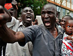 Eleitores se manifestam em frente a Suprema Corte em Nairobi, Quênia; Raila Odinga, que desafirou o recém-eleito Uhuru Kenyatta durante as eleições presidenciais, quer contestar resultado alegando fraude