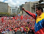 Nicolás Maduro acena para eleitores após registrar candidatura no Conselho Nacional Eleitoral Leia mais