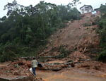 Homem pasa por local em que houve deslizamento de terra em Petrópolis; ao menos 13 pessoas morreram vítimas dos temporais na região serrana do Rio de Janeiro   