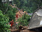 Agentes da Defesa Civil trabalham para ajudar as vítimas dos deslizamentos em Petrópolis; ao menos 13 pessoas morreram vítimas dos temporais na região serrana do Rio de Janeiro 