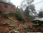 Vista de um dos deslizamentos de terra em Petrópolis; ao menos 13 pessoas morreram vítimas dos temporais na região serrana do Rio de Janeiro    
