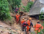 Agentes da Defesa Civil trabalham para ajudar as vítimas dos deslizamentos em Petrópolis; ao menos 13 pessoas morreram vítimas dos temporais na região serrana do Rio de Janeiro 