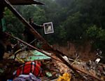 Moradores procuram desaparecidos e pertences em meio a lama no bairro Quitandinha, em Petrópolis, região serrana do Rio de Janeiro