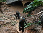 Agentes trabalham para ajudar as vítimas de diversos deslizamentos de terra provocados pelas fortes chuvas que atingiram o estado; ao menos 13 pessoas morreram vítimas dos temporais na região serrana do Rio de Janeiro 