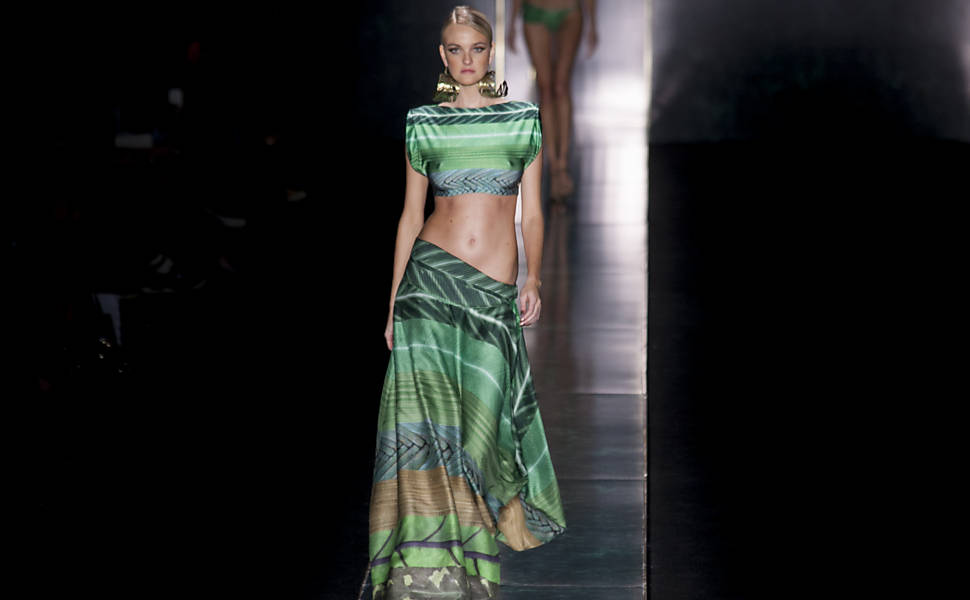A top Carol Trentini durante o desfile da grife Água de Coco no terceiro dia da São Paulo Fashion Week primavera-verão 2013/2014, na Bienal do Ibirapuera Leia mais