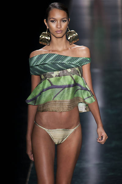 Desfile da grife Água de Coco no terceiro dia da São Paulo Fashion Week primavera-verão 2013/2014, na Bienal do Ibirapuera Leia mais