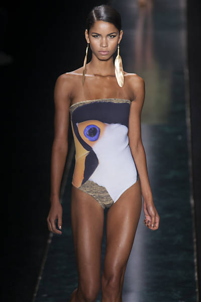 Desfile da grife Água de Coco no terceiro dia da São Paulo Fashion Week primavera-verão 2013/2014, na Bienal do Ibirapuera Leia mais