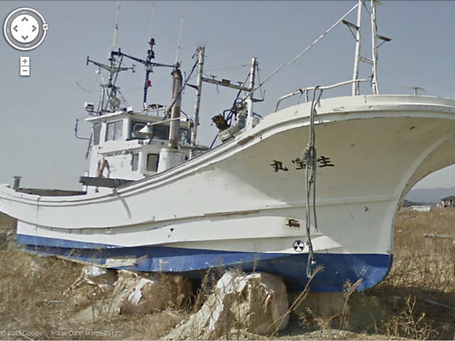 Navio que foi arrastado à terra por tsunami, em 2011, é flagrado pelo Google Street View na cidade de Namie, abandonada desde o desastre nuclear na vizinha Fukushima Leia mais