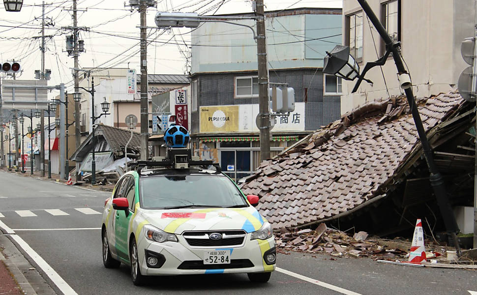 Carro do Google Street View percorre ruas da cidade de Namie, abandonada desde o desastre nuclear na vizinha Fukushima Leia mais