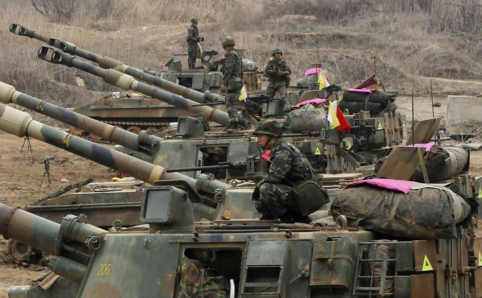 Tropas sul-coreanas participam de exercício militar no vilarejo de Panmunjom, próximo da fronteira com a Coreia do Norte Leia mais