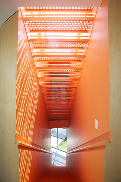 O laranja brilhante deu contraste à escadaria com etilo industrial na casa em Venice, Los Angeles Leia mais