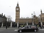 Carro com o caixão da ex-premiê Margaret Thatcher deixa o Parlamento britânico para cortejo fúnebre pelas ruas de Londres Leia mais