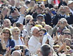 Papa Francisco beija criança durante audiência na praça São Pedro, no Vaticano