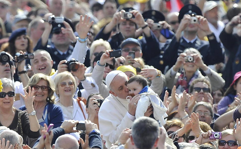 Papa Francisco beija criança durante audiência na praça São Pedro, no Vaticano