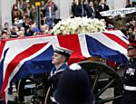 Carro com o caixão da ex-premiê Margaret Thatcher deixa o Parlamento britânico para cortejo fúnebre pelas ruas de Londres Veja mais imagens