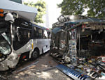 Após bater em carro, ônibus sobe em calçada, atinge banca de jornal e fica preso em marquise de loja em Ipanema, no Rio Leia mais