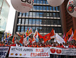 Centrais sindicais protestam contra possível alta de juros, em frente à sede do Banco Central, na avenida Paulista, em São Paulo 