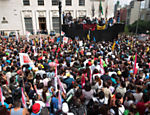 Manifestantes protestam em frente à Prefeitura de São Paulo; eles pedem a construção de moradias populares na cidade Leia mais