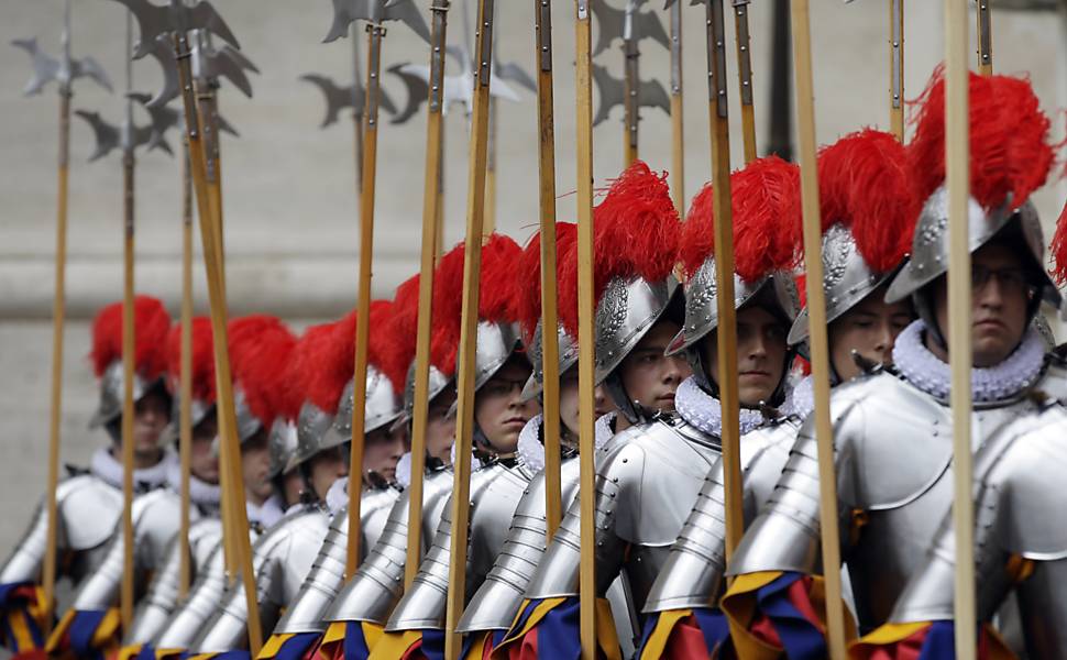 Guardas suíços participam de cerimônia, no Vaticano, de comemoração da data em que 147 guardas morreram para proteger o papa Clemente 7º durante o saque de Roma, que aconteceu em 1547
