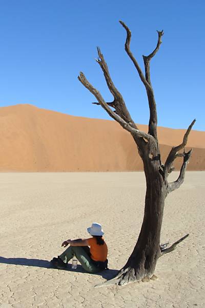 Fabiana Guimaro, 31, no deserto de Sossusvlei, na Namíbia
