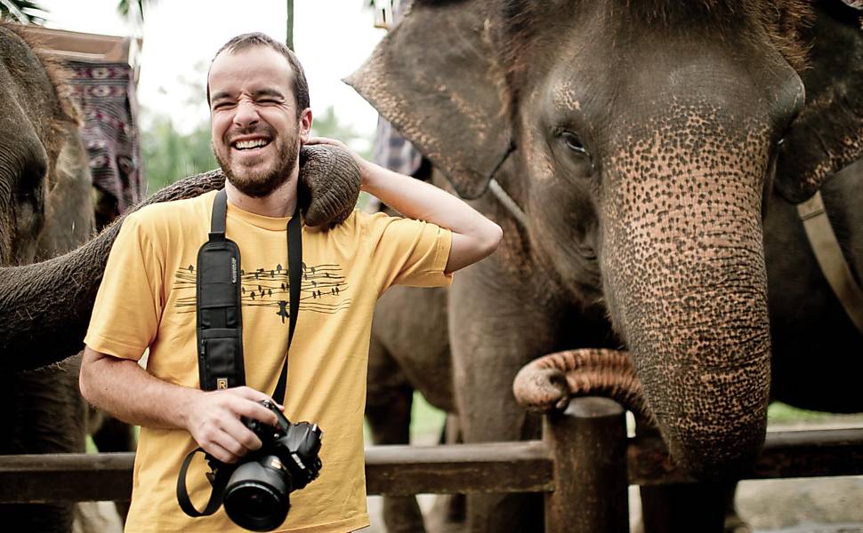 Fernando Lara recebe o carinho de um elefante em Ubud, na ilha de Bali, na Indonésia