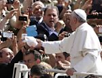 O papa Francisco chega à praça de São Pedro, no Vaticano, para sua audiência semanal